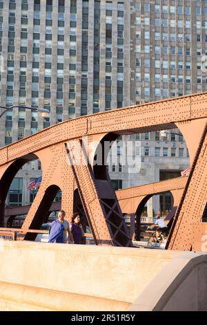 USA. Illinois, Chicago, Franklin-Orleans Street Bridge und Merchandise Mart Building. Stockfoto