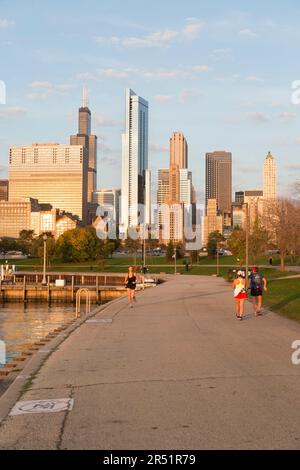 USA, Illinois, Chicago, Lakefront Trail in der Nähe von North Harbour mit Skyline im Hintergrund. Stockfoto