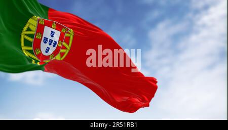 Die portugiesische Nationalflagge wehte im Wind an klaren Tagen. Die Portugiesische Republik ist ein Mitgliedstaat der Europäischen Union. Rendern der 3D-Darstellung. Flattern Stockfoto