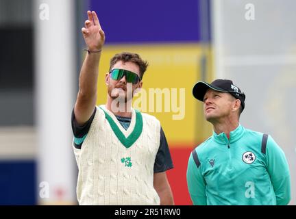 Irlands Mark Adair mit Trainer Heinrich Malan (rechts) während der Nets-Sitzung am Lord's Cricket Ground in London. Bilddatum: Mittwoch, 31. Mai 2023. Stockfoto