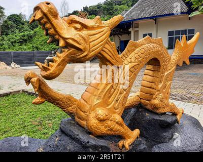 Eine goldene Drachen-Statue, die in Indonesien fotografiert wurde. Dragon ist ein Mythostier, der viel Einfluss in asiatischer Kultur wie China und auch Religion hat Stockfoto