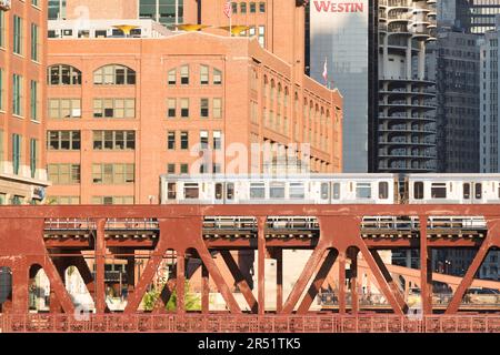 Chicago, Illinois, Chicago, CTA-Zug (Chicago Transport Association Train) über die Wells Street-Brücke. Stockfoto