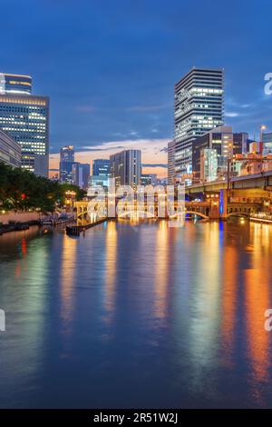 Osaka, die japanische Skyline im Stadtteil Nakanoshima am Abend. Stockfoto