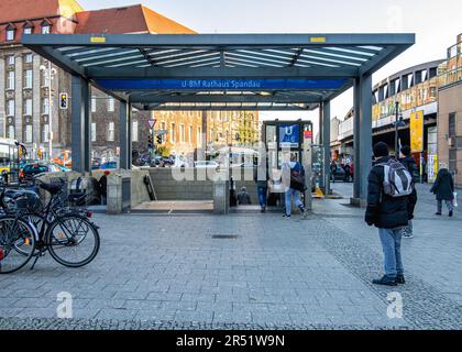 U-Bahn-Station Rathaus Spandau - westlicher Terminus der Linie U7 in Spandau, Berlin, Deutschland Stockfoto