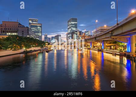 Osaka, die japanische Skyline im Stadtteil Nakanoshima am Abend. Stockfoto