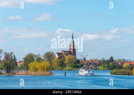 Roebel auf der Mueritz, St. Marienkirche, Ausflugsboot, Seengebiet Mecklenbrug, Mecklenburg-Vorpommern, Ostdeutschland Stockfoto