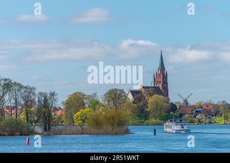 Roebel auf der Mueritz, St. Marienkirche, Ausflugsboot, Seengebiet Mecklenbrug, Mecklenburg-Vorpommern, Ostdeutschland Stockfoto