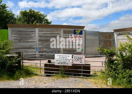 Pilton, Somerset, Großbritannien. 31. Mai 2023 Wetter in Großbritannien. Allgemeiner Blick auf den Glastonbury Festival-Ort auf der Worthy Farm in Pilton in Somerset an einem heißen sonnigen Nachmittag, der für das diesjährige Musikfestival vom 21. Bis 25. Juni 2023 vorbereitet wird. Der Sicherheitszaun, der den Standort umgibt, wurde errichtet. Bildnachweis: Graham Hunt/Alamy Live News Stockfoto