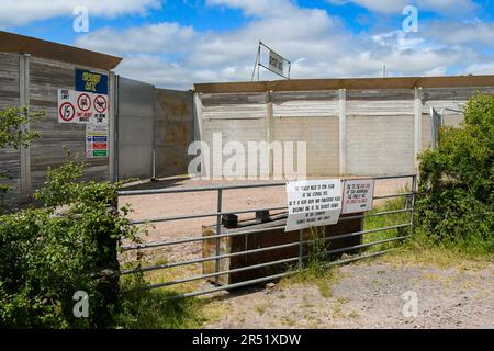 Pilton, Somerset, Großbritannien. 31. Mai 2023 Wetter in Großbritannien. Allgemeiner Blick auf den Glastonbury Festival-Ort auf der Worthy Farm in Pilton in Somerset an einem heißen sonnigen Nachmittag, der für das diesjährige Musikfestival vom 21. Bis 25. Juni 2023 vorbereitet wird. Der Sicherheitszaun, der den Standort umgibt, wurde errichtet. Bildnachweis: Graham Hunt/Alamy Live News Stockfoto