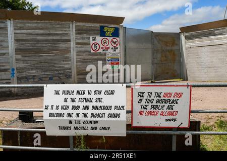 Pilton, Somerset, Großbritannien. 31. Mai 2023 Wetter in Großbritannien. Allgemeiner Blick auf den Glastonbury Festival-Ort auf der Worthy Farm in Pilton in Somerset an einem heißen sonnigen Nachmittag, der für das diesjährige Musikfestival vom 21. Bis 25. Juni 2023 vorbereitet wird. Der Sicherheitszaun, der den Standort umgibt, wurde errichtet. Bildnachweis: Graham Hunt/Alamy Live News Stockfoto