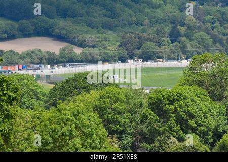 Pilton, Somerset, Großbritannien. 31. Mai 2023 Wetter in Großbritannien. Allgemeiner Blick auf den Glastonbury Festival-Ort auf der Worthy Farm in Pilton in Somerset an einem heißen sonnigen Nachmittag, der für das diesjährige Musikfestival vom 21. Bis 25. Juni 2023 vorbereitet wird. Der Sicherheitszaun, der den Standort umgibt, wurde errichtet. Bildnachweis: Graham Hunt/Alamy Live News Stockfoto