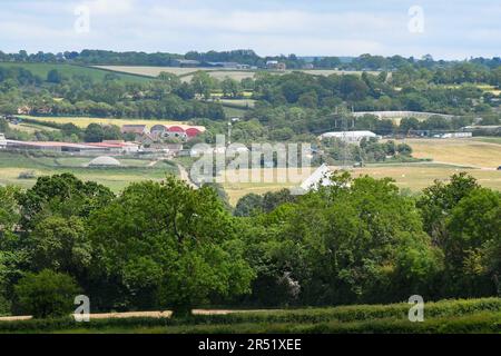 Pilton, Somerset, Großbritannien. 31. Mai 2023 Wetter in Großbritannien. Allgemeiner Blick auf den Glastonbury Festival-Ort auf der Worthy Farm in Pilton in Somerset an einem heißen sonnigen Nachmittag, der für das diesjährige Musikfestival vom 21. Bis 25. Juni 2023 vorbereitet wird. Der Sicherheitszaun, der den Standort umgibt, wurde errichtet. Bildnachweis: Graham Hunt/Alamy Live News Stockfoto