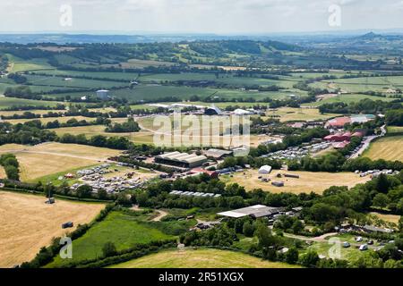 Pilton, Somerset, Großbritannien. 31. Mai 2023 Wetter in Großbritannien. Allgemeiner Blick aus der Luft auf den Glastonbury Festival-Ort auf der Worthy Farm in Pilton in Somerset an einem heißen sonnigen Nachmittag, der für das diesjährige Musikfestival vom 21. Bis 25. Juni 2023 vorbereitet wird. Der Sicherheitszaun, der den Standort umgibt, wurde errichtet. Bildnachweis: Graham Hunt/Alamy Live News Stockfoto