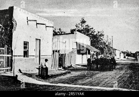 Eine alte Straße am Ufer des Rio Grande Schwarz-Weiß-Fotografien von Clifton Johnson aus dem Reiseführer ' Highways and Byways of the Rocky Mountains ' Publikation vom 1910 Publisher Macmillan Company New York and London Stockfoto