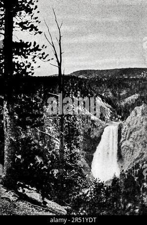 The Falls in the Canyon May in the Yellowstone, Schwarz-Weiß-Vintage-Foto von Clifton Johnson aus dem Reiseführer ' Highways and Byways of the Rocky Mountains ' Publication date 1910 Publisher Macmillan Company New York and London Stockfoto