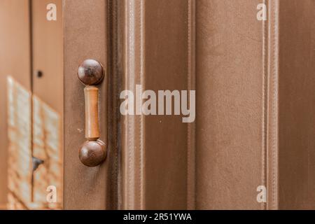 Schiebetür mit Holzgriff und Fensterläden Retro Vintage Style Brown Hintergrund innen. Stockfoto
