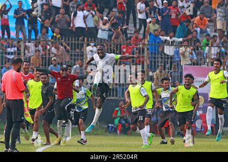 Der Mohammedan Sporting Club-Abahani Limited Rivalry First Federation Cup Finale zwischen den beiden traditionellen Fußballtrikots des Landes im Jahr 1 Stockfoto