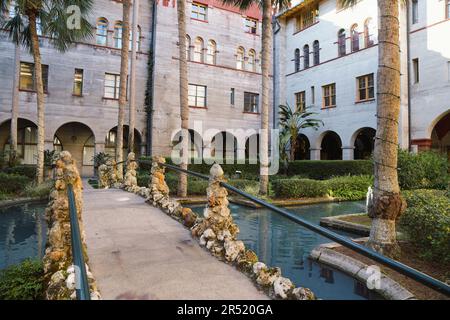 St. Augustine, Florida - 28. Dezember 2022: Innenhof des Lightner Museum im historischen Stadtteil mit Palmen und einem Koi-Teich Stockfoto