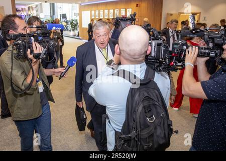 Brüssel, Belgien. 31. Mai 2023. Marc Tarabella, Mitglied des Europäischen parlaments, ist auf einer Plenartagung des Europäischen Parlaments am Mittwoch, den 31. Mai 2023 in Brüssel von der Presse umgeben. BELGA FOTO HATIM KAGHAT Kredit: Belga News Agency/Alamy Live News Stockfoto