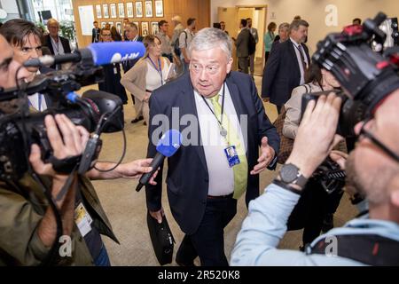 Brüssel, Belgien. 31. Mai 2023. Marc Tarabella, Mitglied des Europäischen parlaments, ist auf einer Plenartagung des Europäischen Parlaments am Mittwoch, den 31. Mai 2023 in Brüssel von der Presse umgeben. BELGA FOTO HATIM KAGHAT Kredit: Belga News Agency/Alamy Live News Stockfoto