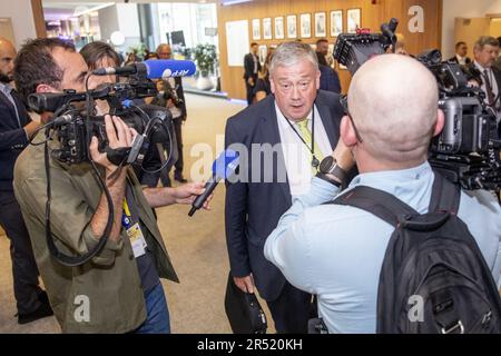 Brüssel, Belgien. 31. Mai 2023. Marc Tarabella, Mitglied des Europäischen parlaments, ist auf einer Plenartagung des Europäischen Parlaments am Mittwoch, den 31. Mai 2023 in Brüssel von der Presse umgeben. BELGA FOTO HATIM KAGHAT Kredit: Belga News Agency/Alamy Live News Stockfoto