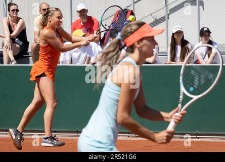 Paris, Frankreich. 31. Mai 2023. Der belgische Kimberley Zimmermann und die belgische Maryna Zanevska wurden während eines Tennisspiels zwischen dem belgischen Paar Zanevska-Zimmermann und dem französischen Paar Andrianjafitrimo-Ferro in der ersten Runde der Frauendoppelspiele beim Roland Garros French Open Tennis Turnier in Paris, Frankreich, am Mittwoch, den 31. Mai 2023, fotografiert. BELGA FOTO BENOIT DOPPAGNE Kredit: Belga News Agency/Alamy Live News Stockfoto