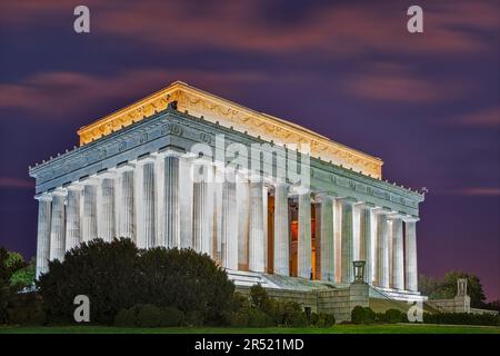 Lincoln Memorial First Light - das berühmte Lincoln Memorial National Wahrzeichen während der blauen Stunde vor Sonnenaufgang. Dieses Bild ist in Farbe als verfügbar Stockfoto