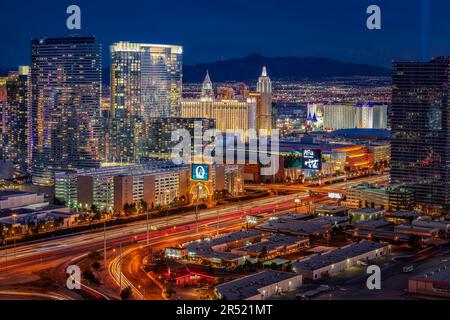 Las Vegas NV Strip aus der Vogelperspektive – die beleuchtete und farbenfrohe Skyline der Hotels und Casinos von Las Vegas Nevada am Abend aus der Vogelperspektive. Dieses Bild ist avai Stockfoto