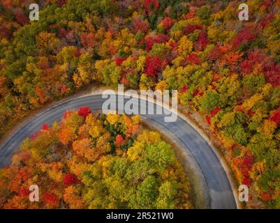 White Mountains NH Fall Foliage - Luftaufnahme der Herbstfarben des Autums auf der Kancamagus Highway Haarnadelstraße im White Mountain National Forest in Ne Stockfoto