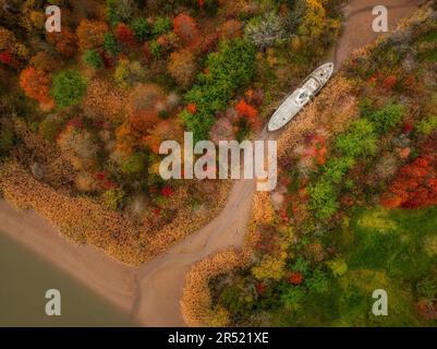 Auf Grund in NJ während der Gezeiten - auf Grund in NJ während der Gezeiten - Luftaufnahme eines verlassenen Schiffs, das im Garden State of New Jersey auf Grund ging. T Stockfoto