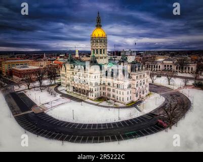 Connecticut State Capitol - das grandiose und majestätische Gebäude des Connecticut State Capitol, das in der Stadt Hartford hoch steht, aus der Vogelperspektive. Stockfoto