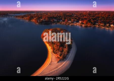 Osborn Island NJ Fall - die Treasure Island, die offiziell als Osborn Island in New Jersey bekannt ist, während der Herbstfarben aus der Vogelperspektive. Das hier Stockfoto