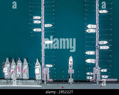 Atlantic Highlands Marina NJ - von oben aus können Sie Fischerboote und Yachten sehen, die am Atlantic Highlands Municipal Harbor an der Küste von Jersey angelegt sind. Stockfoto