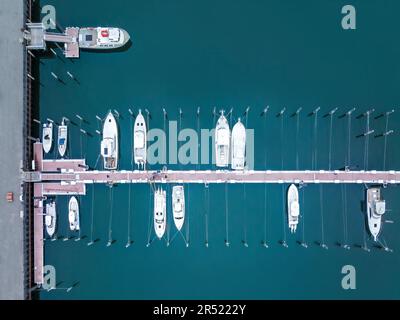 Atlantic Highlands NJ Marina - von oben aus können Sie Fischerboote und Yachten sehen, die am Atlantic Highlands Municipal Harbor an der Küste von Jersey angelegt sind. Stockfoto