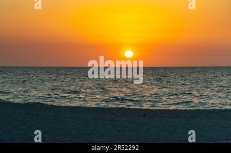 Orange leuchtender Himmel Sonnenuntergang über dem Ozean des Golfs von Mexiko, Celestun, Yucatan, Mexiko Stockfoto