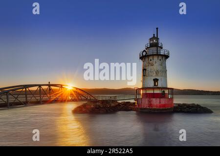 Sleepy Hollow Light NY - auch bekannt als Tarrytown Lighthouse und Kingsland Point Light bei Sonnenuntergang. Tarrytown Light gibt es seit den 18 Stockfoto