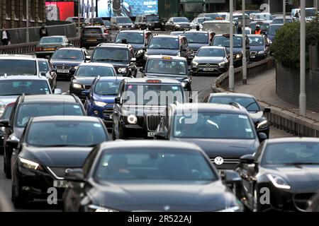 Rush-Hour-Verkehr in Richtung Westen aus London auf der West Cromwell Road in West Kensington. (In Richtung Hammersmith und M4.) Stockfoto