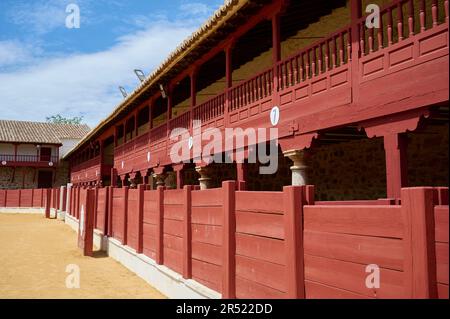 Rote Backsteinmauer und Steinmauer mit Galerien der berühmten Stierkampfarena von Madrid Spanien mit gefliestem Dach unter blauem Himmel Stockfoto