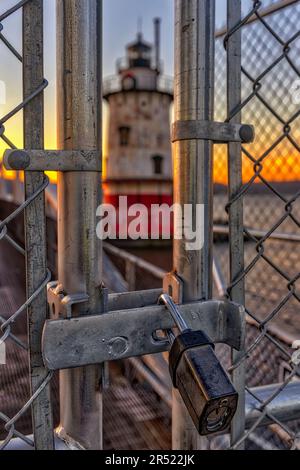 Sleepy Hollow Light NY - auch bekannt als Tarrytown Lighthouse und Kingsland Point Light während des Sonnenuntergangs. Tarrytown Light war mit der Sünde beschäftigt Stockfoto