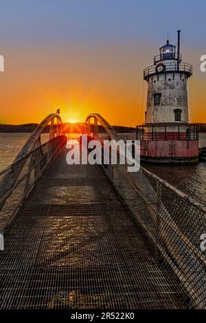 Tarrytown Light NY Sunset - auch bekannt als Tarrytown Lighthouse und Kingsland Point Light während des Sonnenuntergangs. Tarrytown Light gibt es seit dem Stockfoto