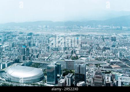 Taipeh-Stadt vom Taipei 101 Wolkenkratzer in Taipei/Taiwan aus gesehen, einschließlich Taipei Arena und Flughafen Sognshan Stockfoto