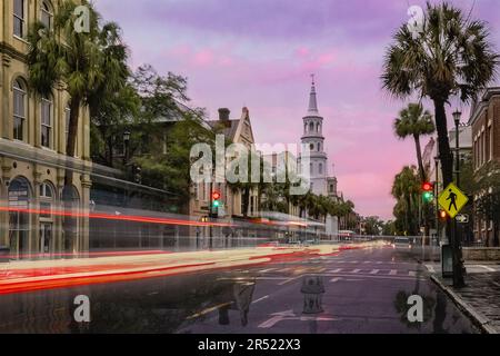 Broad Street Charleston SC: Farbenfrohe Fassaden, glastüren, Fenster, eiserne Geländer und Gaslampen schmücken die Fassaden der Innenstadt von Charleston im Süden von C. Stockfoto