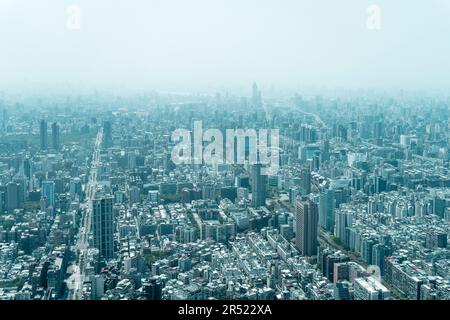 Die Stadt Taipeh aus dem Wolkenkratzer Taipeh 101 in Taipeh/Taiwan Stockfoto