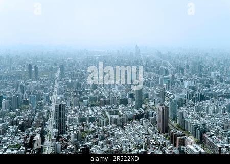 Die Stadt Taipeh aus dem Wolkenkratzer Taipeh 101 in Taipeh/Taiwan Stockfoto