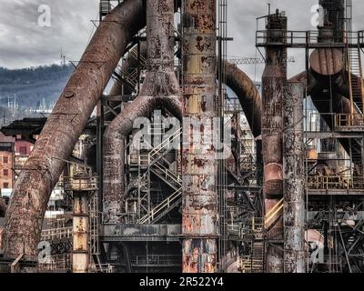 Bethlehem Steel PA Pano – während der blauen Stunde der Dämmerung in Pennsylvania werden auf den Stahlstapeln beleuchtete Farben reflektiert. Seine Wurzeln gehen auf Stockfoto