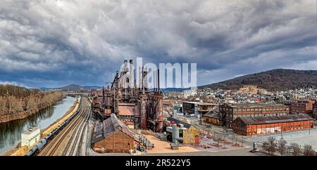 Bethlehem Steel PA Pano – Panoramablick aus der Vogelperspektive Oberer Blick auf die ikonische und historische Struktur und Umgebung. Seine Wurzeln gehen auf eine Eisenherstellung zurück Stockfoto