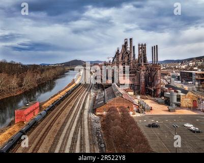 Bethlehem Steel PA Aerial II – Obere Ansicht der berühmten und historischen Struktur und Umgebung. Seine Wurzeln gehen auf eine organisierte Eisenfabrik zurück Stockfoto