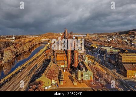 Bethlehem Steel PA Aerial - Oberer Blick auf die ikonische und historische Struktur und Umgebung während der goldenen Stunde. Seine Wurzeln gehen auf eine Eisenherstellung zurück Stockfoto