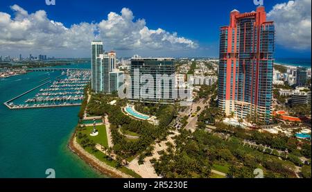 South Pointe Miami FL Aerial - Luftaufnahme des dreieckigen Parks und des Strands in South Beach in Miami Beach, Florida an einem wunderschönen sonnigen Tag. Das Hier Stockfoto