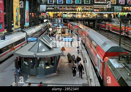 ICE- und Doppeldeckerzüge am Hamburger Hauptbahnhof. Stockfoto